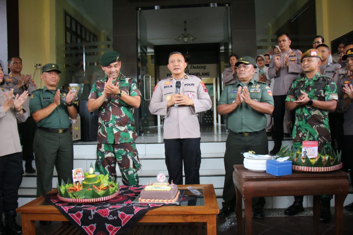 Puluhan Personel TNI Datangi Polresta Magelang, Beri Kejutan Hari Bhayangkara