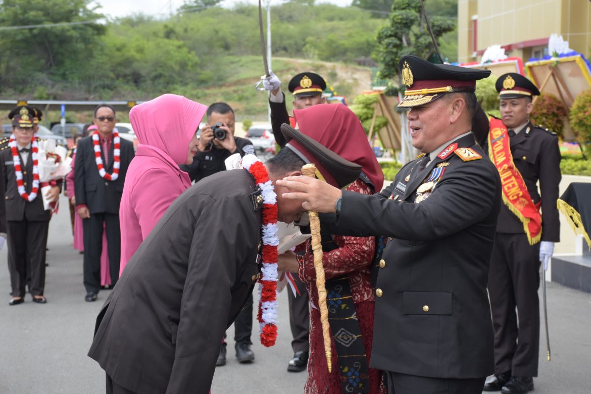 Purnawirawan Polda Sulteng dilepas dengan Upacara Pedang Pora, Kapolda : Bentuk Penghormatan dari Institusi Polri*