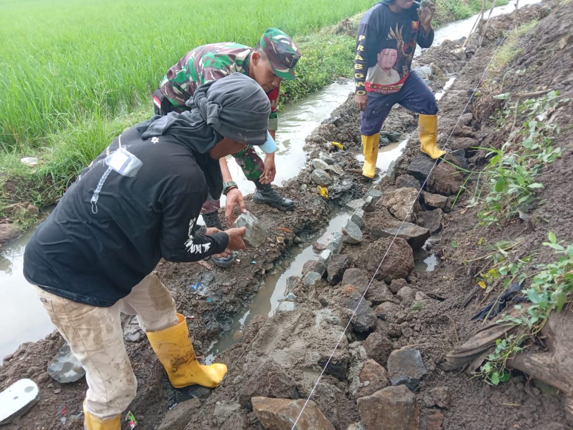 Babinsa Koramil 0620-03/Talun, Kodim 0620/Kab Cirebon, Karbak di Desa Binaannya