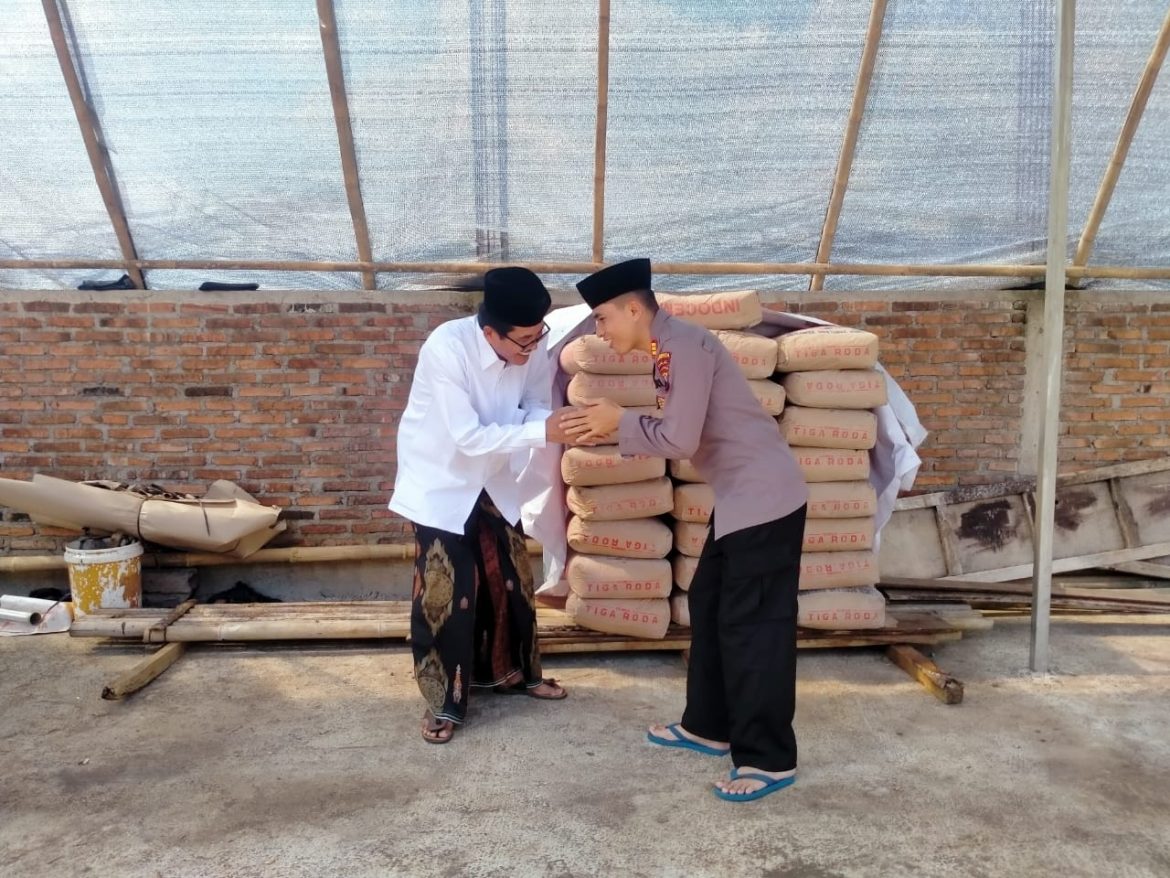 Peduli Tempat Ibadah, Kapolresta Magelang Sumbang Semen di Ponpes An Nawawi Salaman