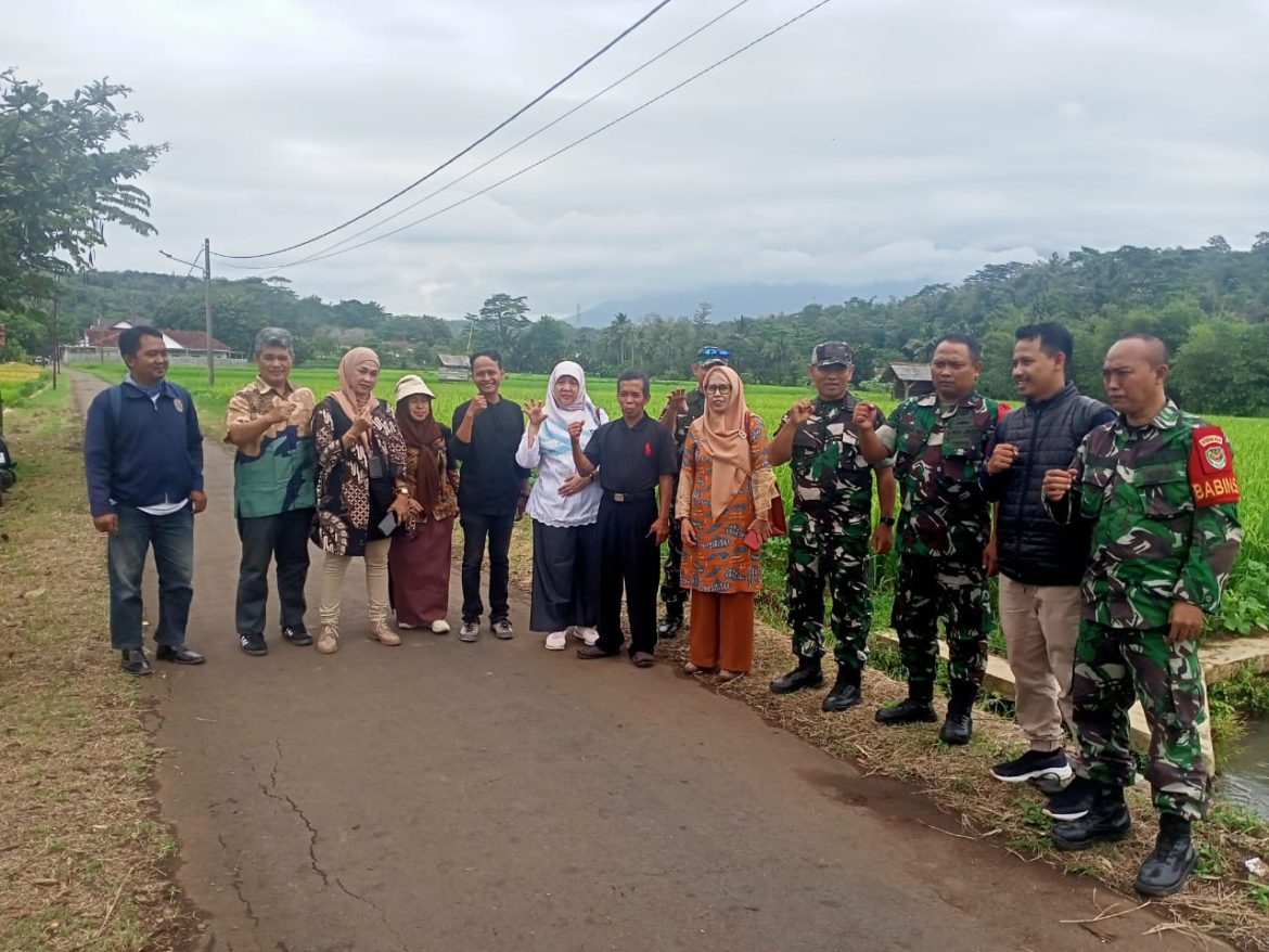 Pasiter Dim 0620/Kab Cirebon, Dampingi Staf Kementan Cek Mesin Pompa Air Pertanian