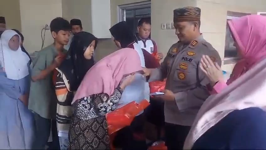 Indahnya Berbagi, Kapolsek Pasar Kemis Polresta Tangerang Santuni Anak Yatim