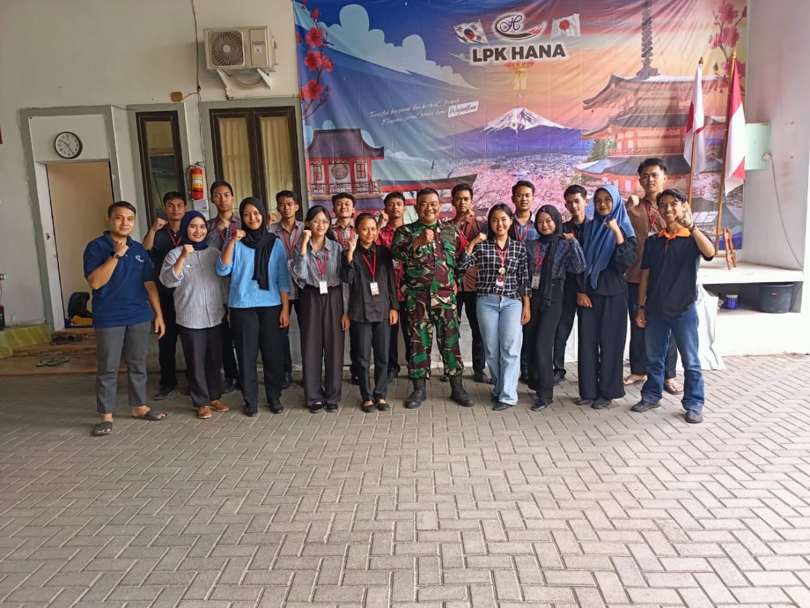 120 Siswa LPK Hana Kota Cirebon Terima Materi Wasbang.  Babinsa : Generasi Muda Saat Ini Harus Tau Ideologi Pancasila,