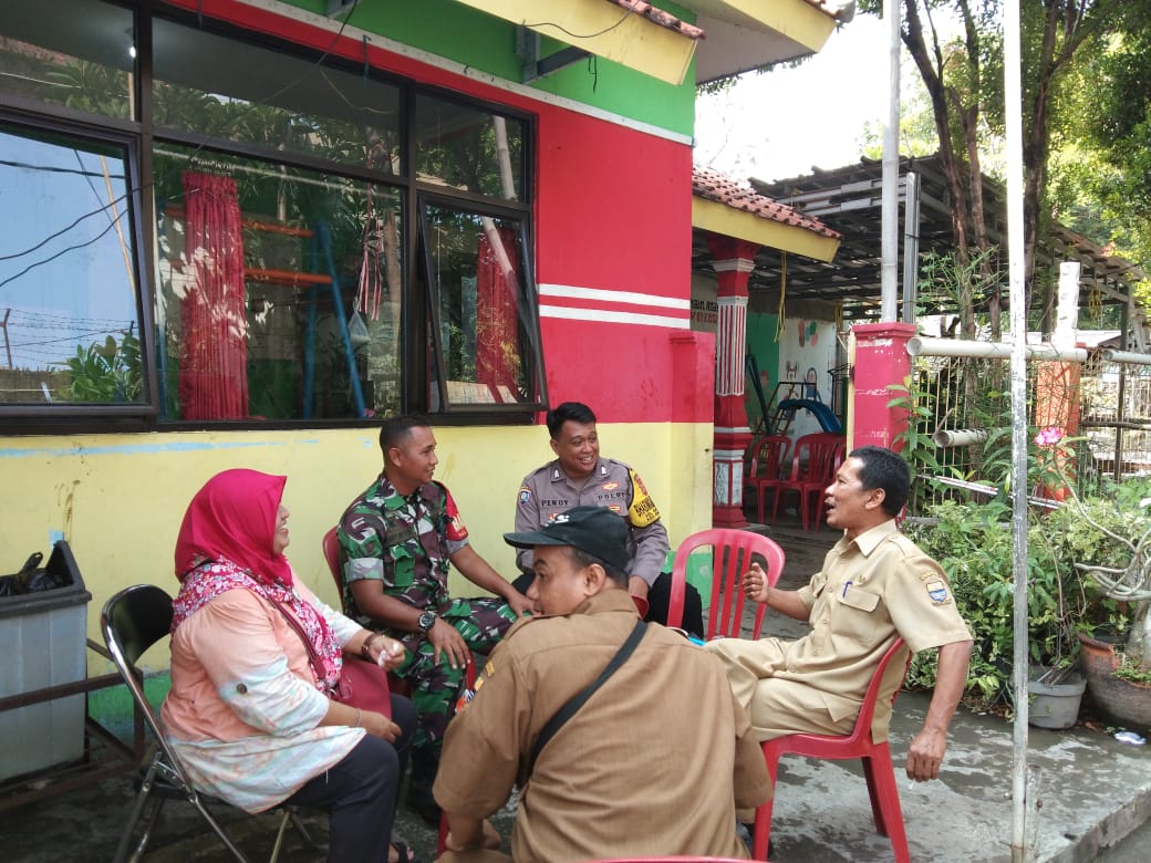 Babinsa Bersama Staf Kelurahan Adakan Kordinasi Tentang Kebersihan Lingkungan, Posyandu dan Stunting.