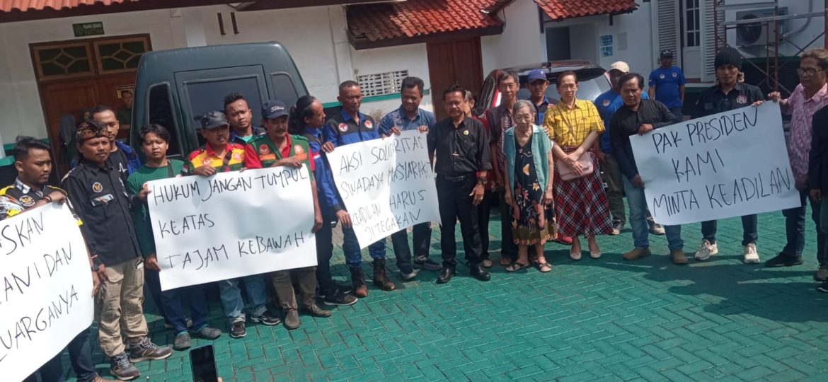 Puluhan Massa Kecam Hakim Setelah Beri Putusan Satu Keluarga di Kota Pekalongan Bersalah. 