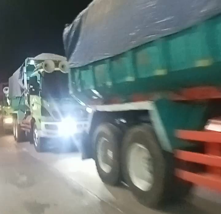 Tak Terhitung Truk Pengakut Tanah di Jalan Raya Maja-Cilayang, PJ Bupati Iwan Kurniawan Harus Turun Tangan