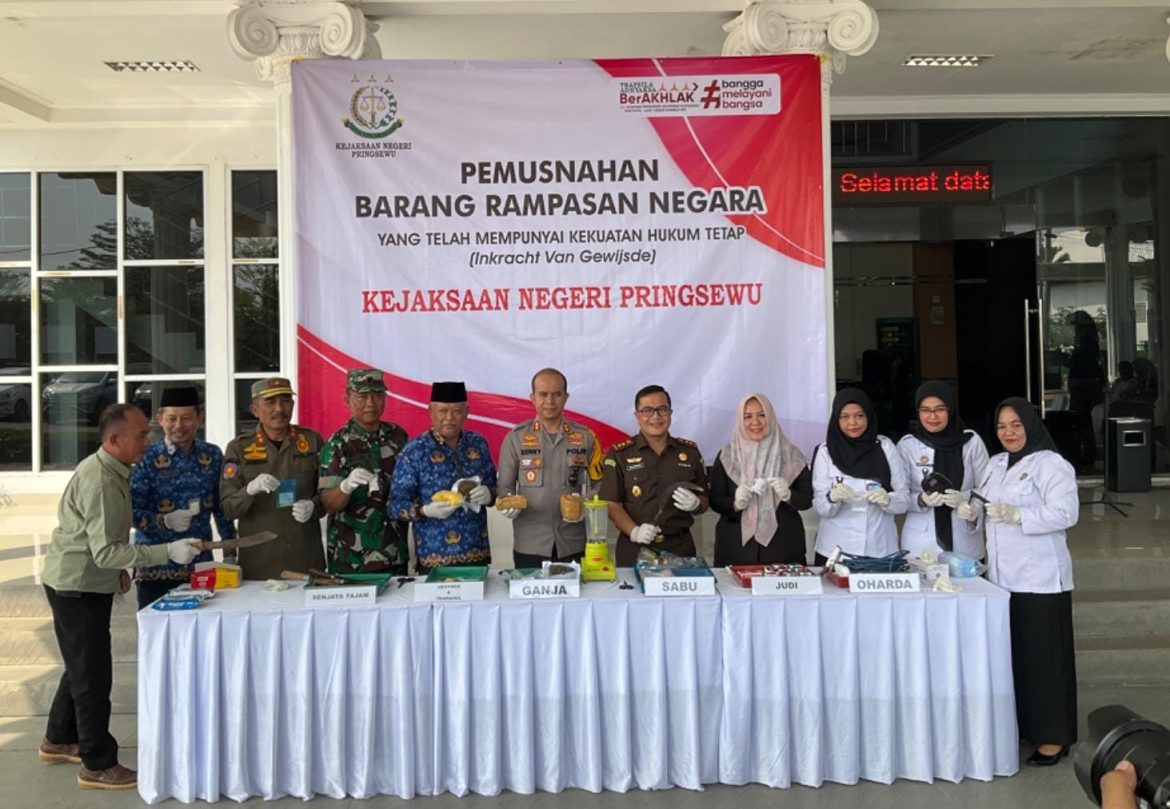 Kejaksaan Negeri Pringsewu Musnahkan Barang Bukti Tindakan Pidana Yang Telah Berkekuatan Hukum Tetap (INKRACHT).