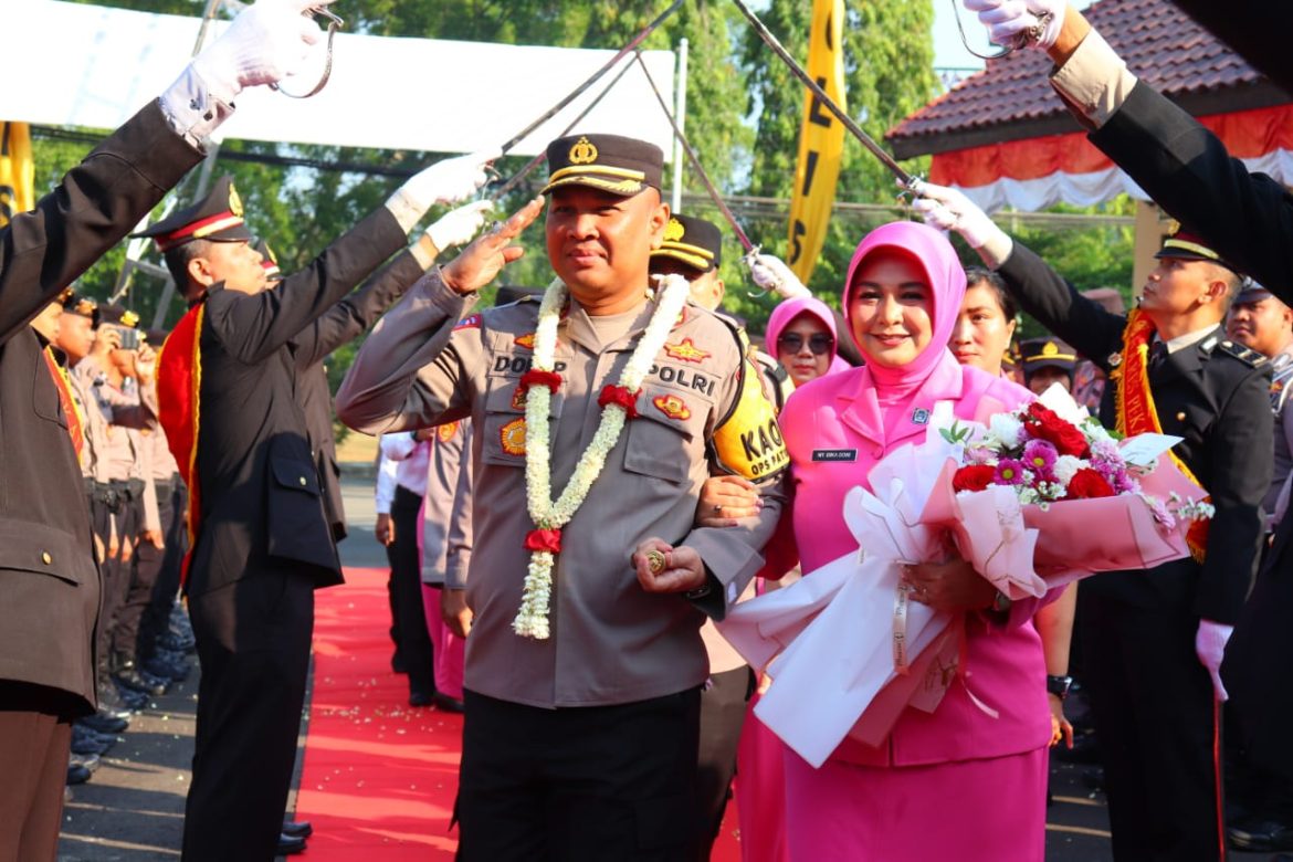 Tradisi Pedang Pora Sambut AKBP Doni Prakoso Widamanto Pejabat Baru Kapolres Pekalongan