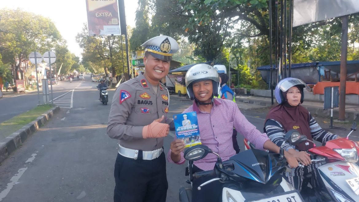 Operasi Patuh Candi 2024, Sat Lantas Polres Pekalongan Bagikan Brosur