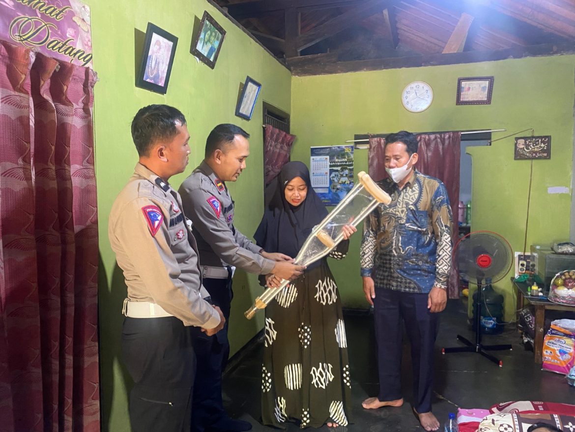 Satlantas Polres Pekalongan Berikan Dukungan Moral Serta Bantuan kepada Korban Laka Lantas