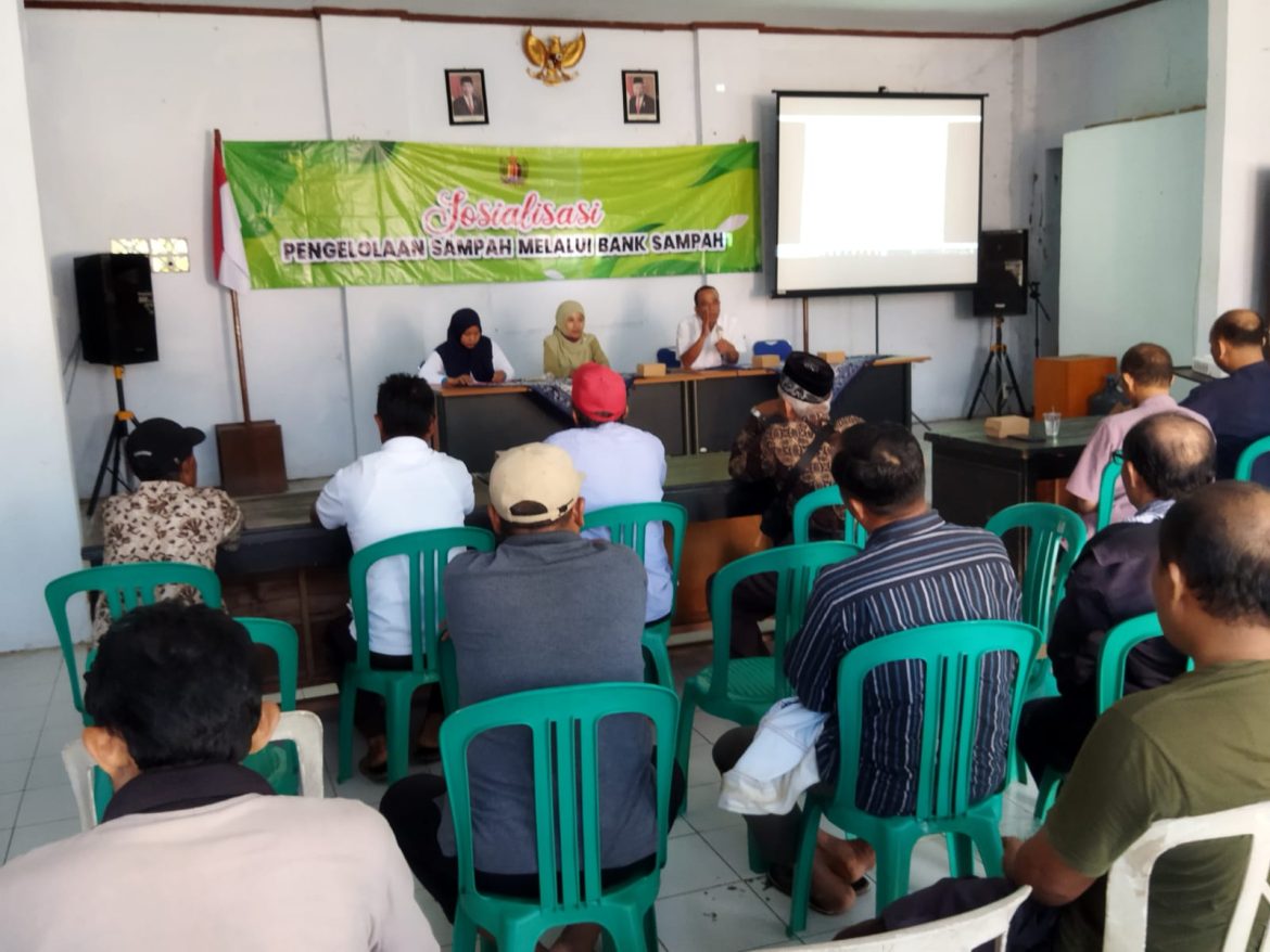 Dinas Perkim Kabupaten Pekalongan Menghadiri Sosialisasi Bank Sampah di Aula Balai Desa Nyamok