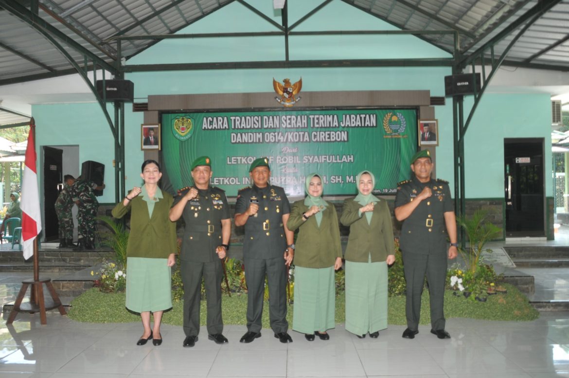 Danrem 063 / SGJ Kolonel Inf Bayu Sudarmanto Pimpin Acara Tradisi Sekaligus Sertijab Dandim 0614 / Kota Cirebon.