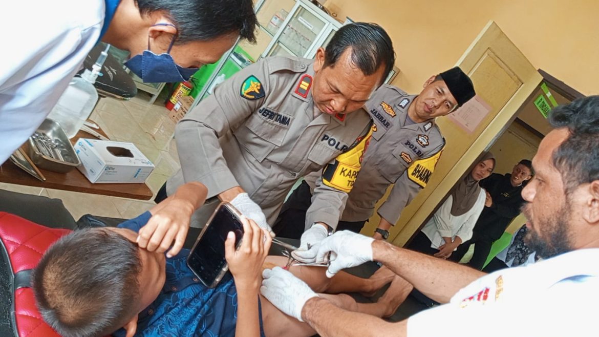 Aksi Mulia Kapolsek Tojo, Turun Langsung Khitan Anak Warga secara Gratis