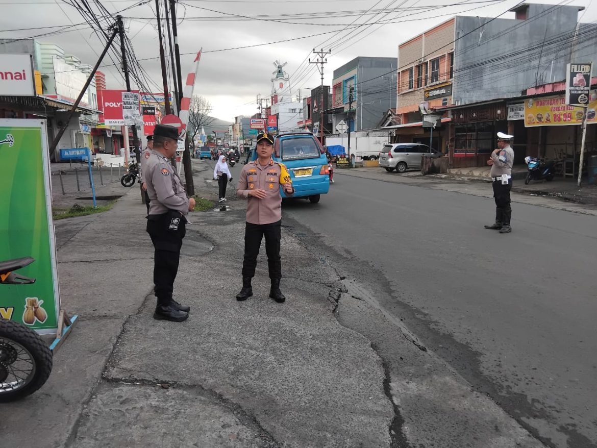 Polres Bitung menggelar anggota untuk pengaturan pagi di titik titik rawan macet yang ada di Kota Bitung.
