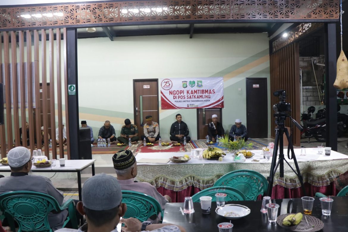 Jelaskan Peran Warga Jaga Kamtibmas, Kapolres Metro Tangerang Kota Ngopi di Pos Satkamling Ciledug