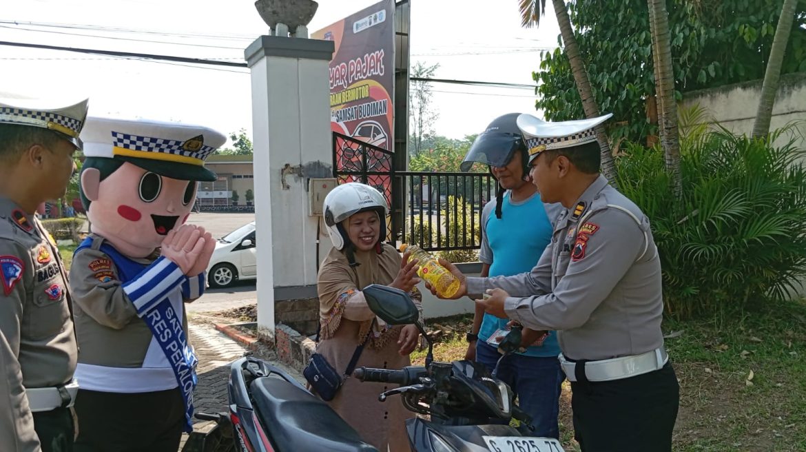 Berikan Reward, Satlantas Polres Pekalongan Sosialisasi Tertib Berlalu Lintas