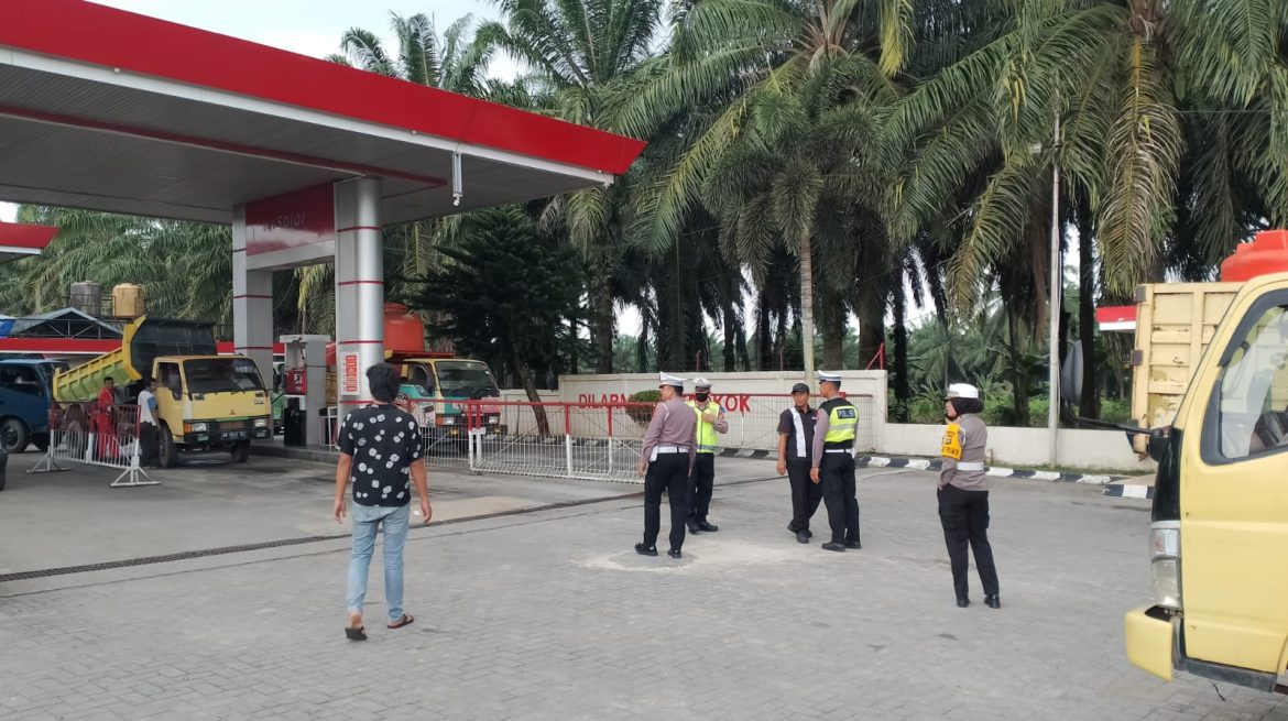 Ops Patuh Menumbing 2024,Tim Gabungan Laksanakan Penertiban Kendaraan Di SPBU Pal 6 Muntok