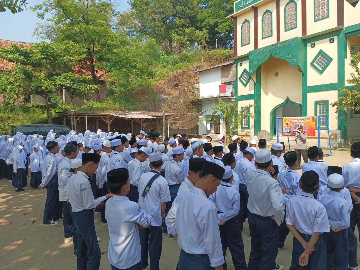Police Goes To School” Kapolsek Talun Berikan Bimbingan Dan Penyuluhan Kepada MTS Maharesi Siddiq