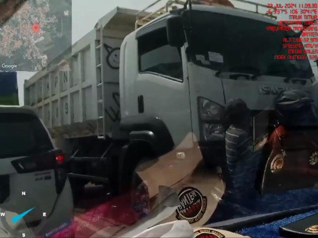 Bebas Lalu Lalang, Truk Tanah Semakin Tak Terkendali Dump Truk Golongan IV Yang Bermuatan Jalan Raya Mauk Pakuhaji-Sepatan,