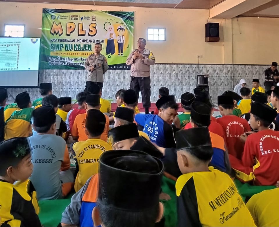 Kapolsek Kajen Sosialisasikan Anti Perundungan/bullying dan Kenakalan Remaja Dalam Rangka MPLS di SMP NU Kajen. 