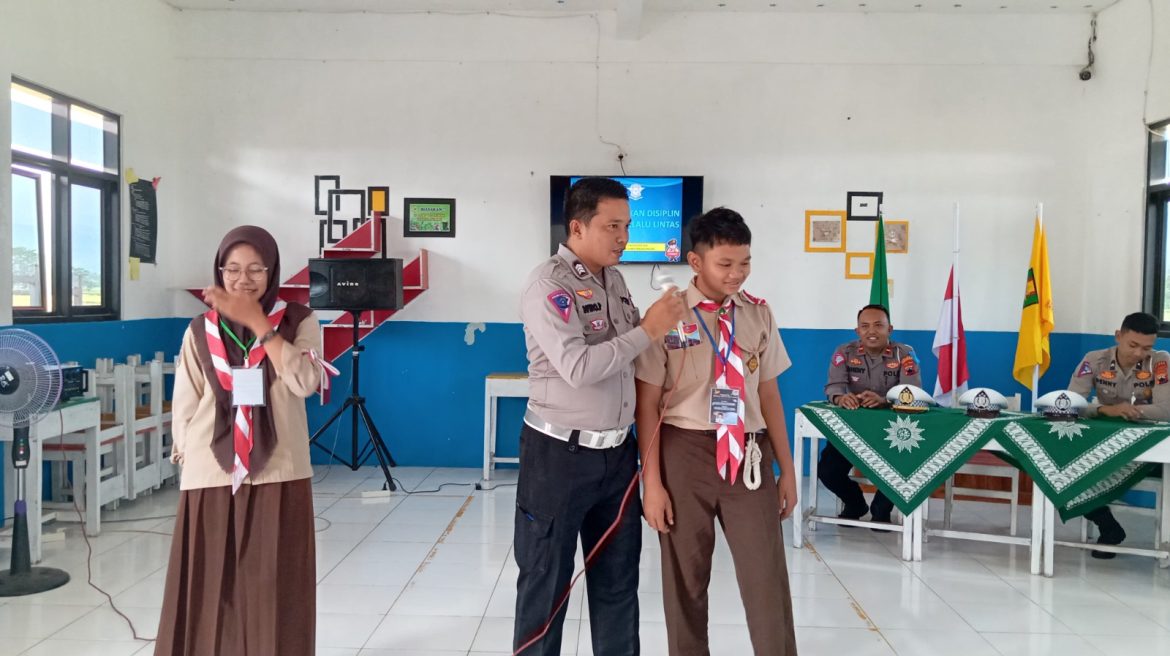 Sosialisasi Tertib Berlalu Lintas Satlantas Polres Pekalongan di SMK Muhammadiyah Kesesi