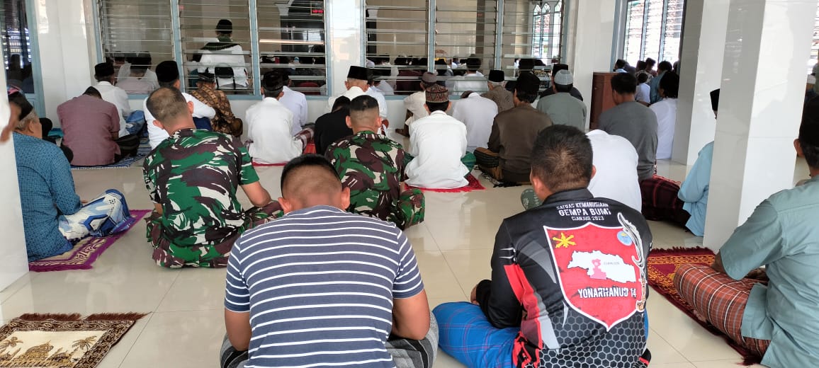 Anggota Satgas TMMD ke 121 Kodim 0620/Kab Cirebon, Taat Beribadah