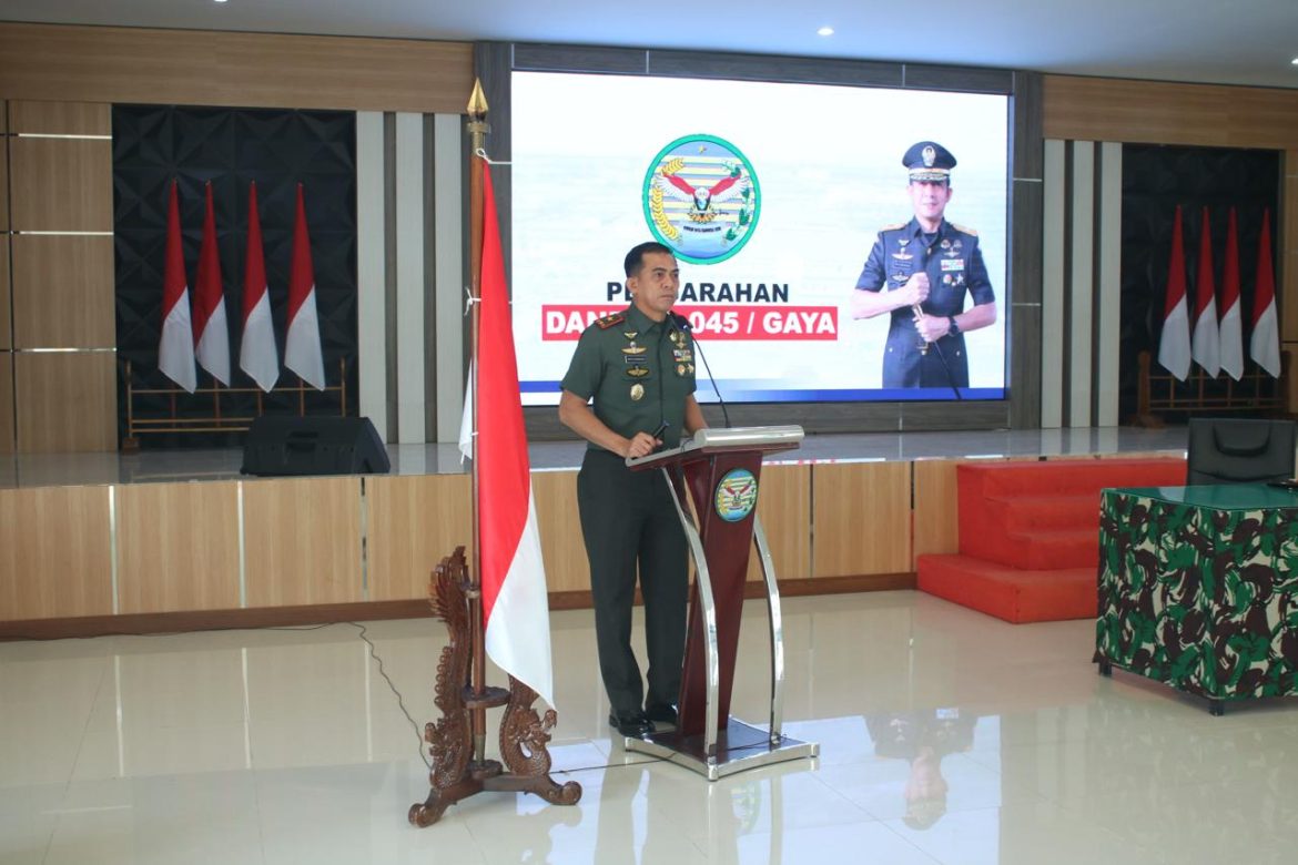 Danrem 045/Gaya Memberikan Jam Komandan Kepada Prajurit dan PNS