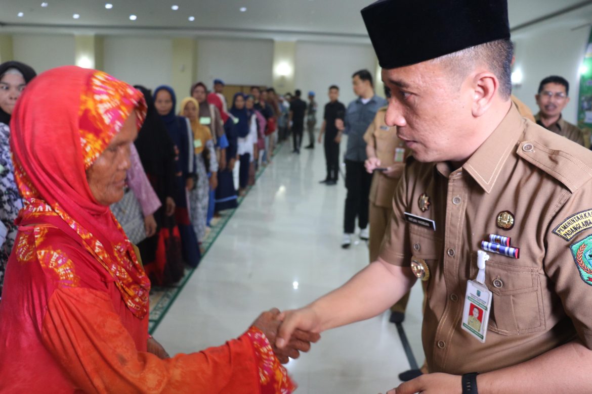 Pj Bupati Paluta Patuan Rahmat Syukur Parlaungan Hasibuan, S.STP., MM., Menyalurkan Bantuan Zakat 