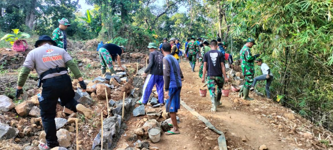 TNI,POLRI,Serta Masyarakat Bersatu Di Desa Kubang