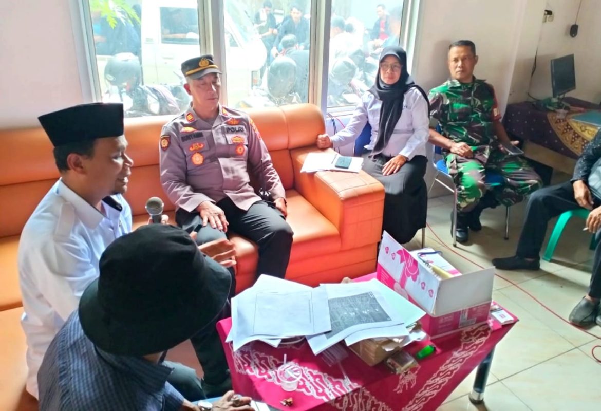 Ratusan Warga Geruduk Kantor Desa Baleagung, Ternyata Ini Masalahnya