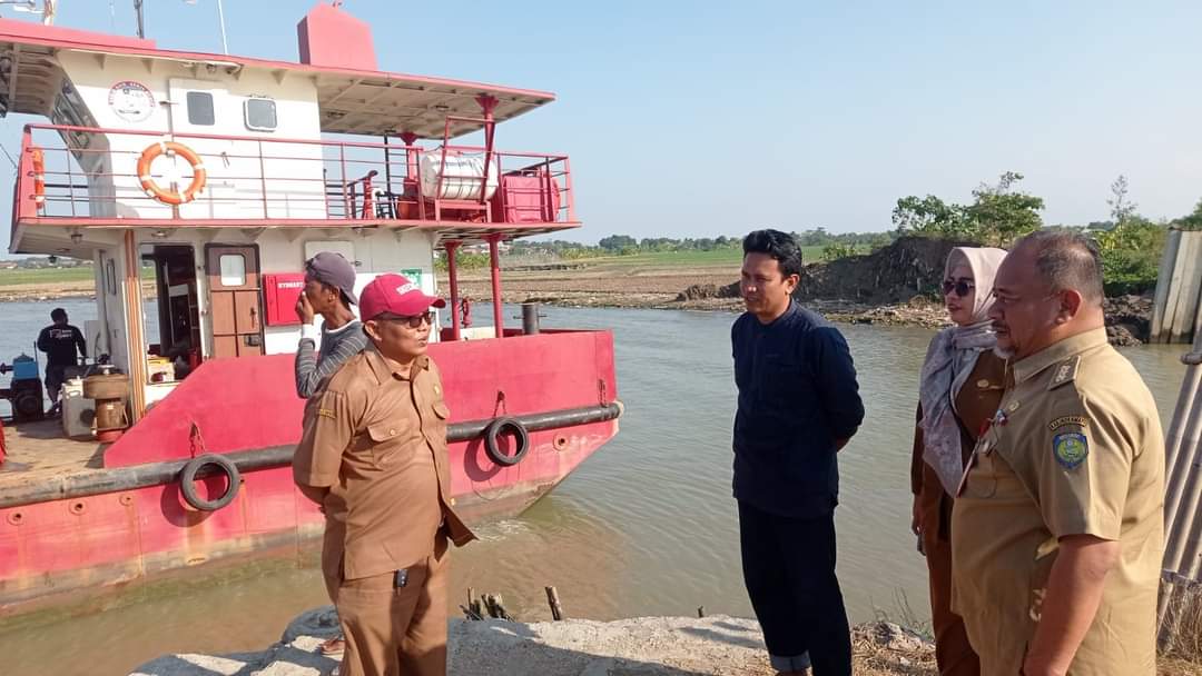 Monitoring Pengerukan Muara Sungai Tegal Agung oleh Camat Karangampel dan Tim