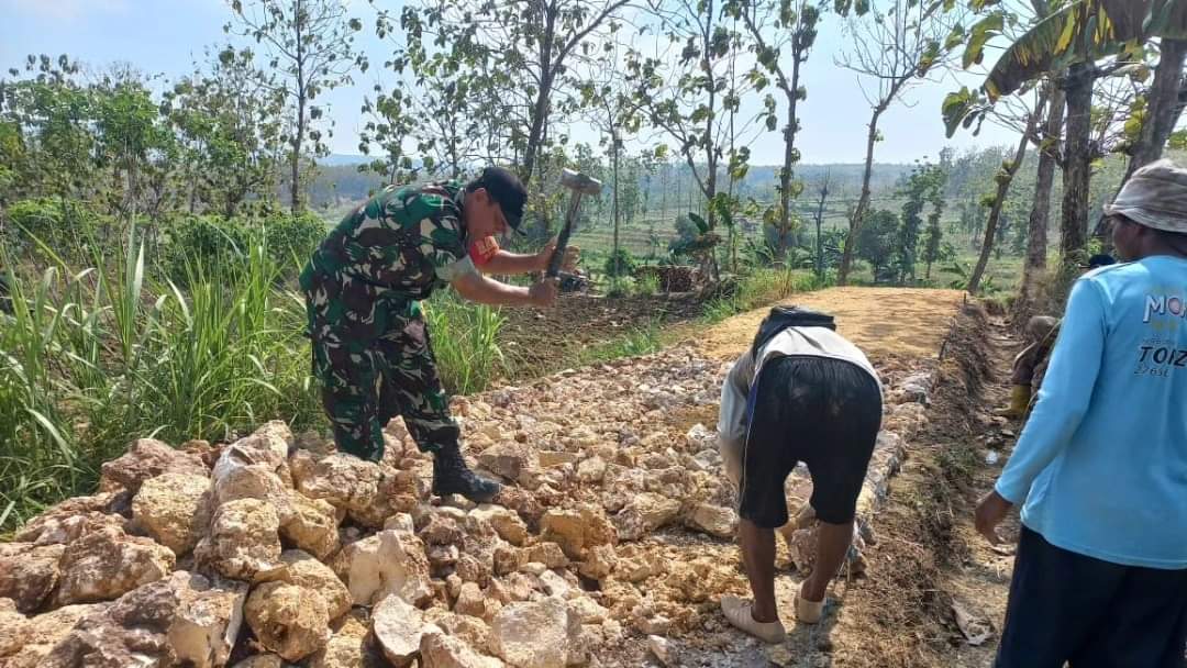 TNI bersama Warga Kerja Bakti Perbaiki Jalan Area Pertanian