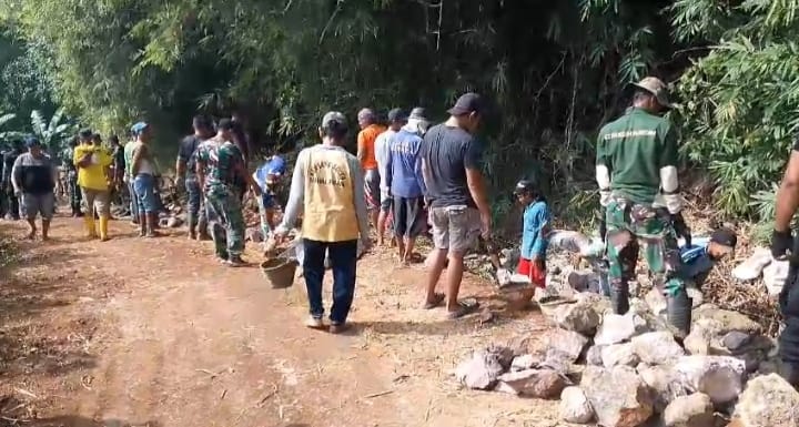 Semangat Warga Desa Kubang bersama Satgas TMMD ke-121 Kodim 0620/Kabupaten Cirebon