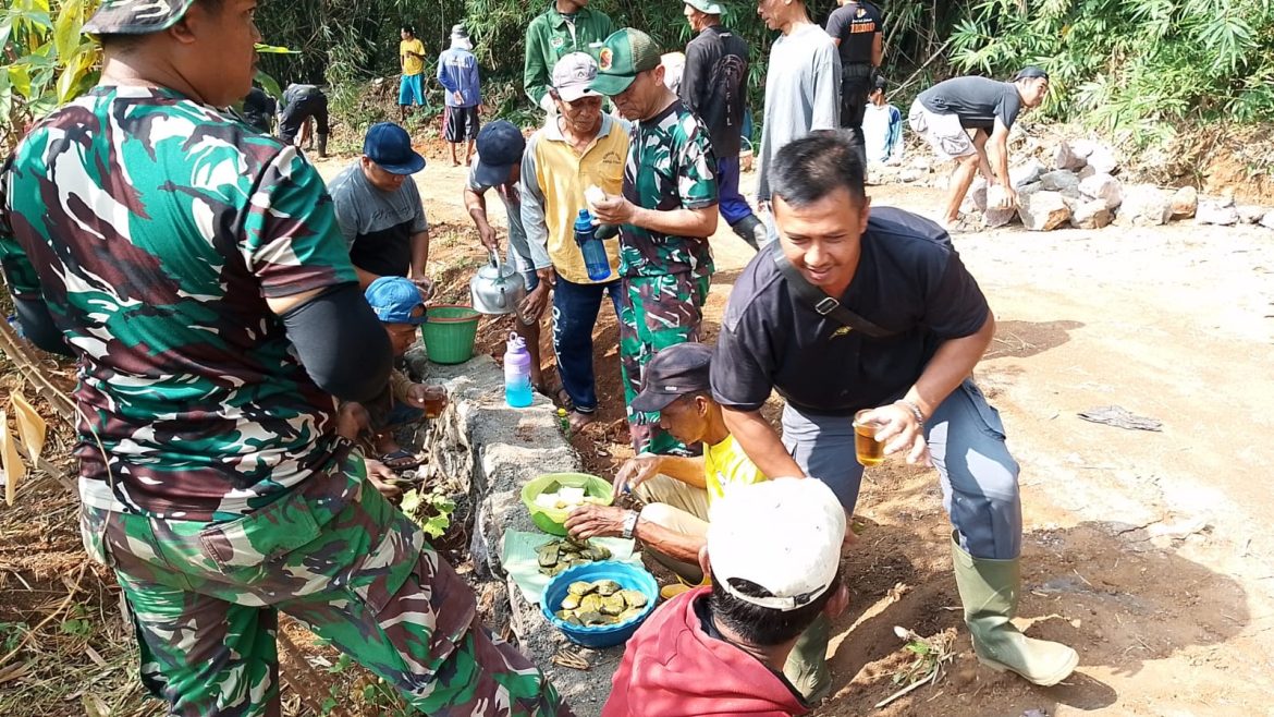Kebersamaan Satgas TMMD dan Warga, Hilangkan Rasa Lelah Usai Bekerja 