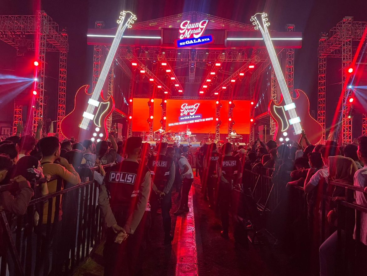 Ratusan Personil Gabungan Amankan Pertunjukan Musik Gaung Merah Segalanya 