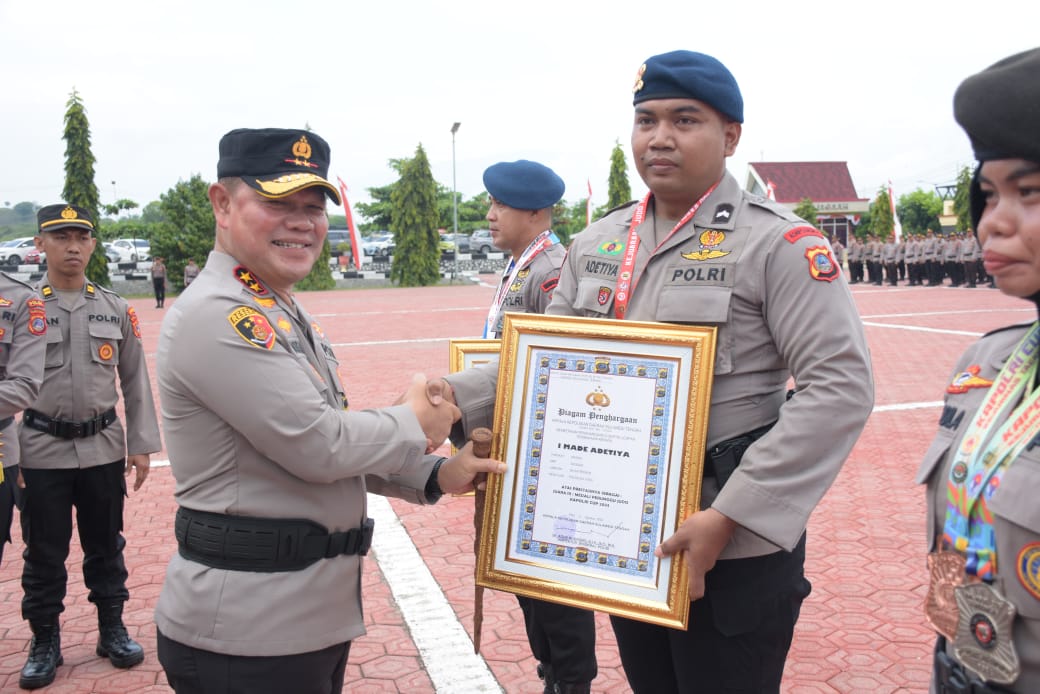 Kapolda Sulteng Berikan Penghargaan kepada Personel dan Mahasiswa Berprestasi di Kapolri Cup 2024