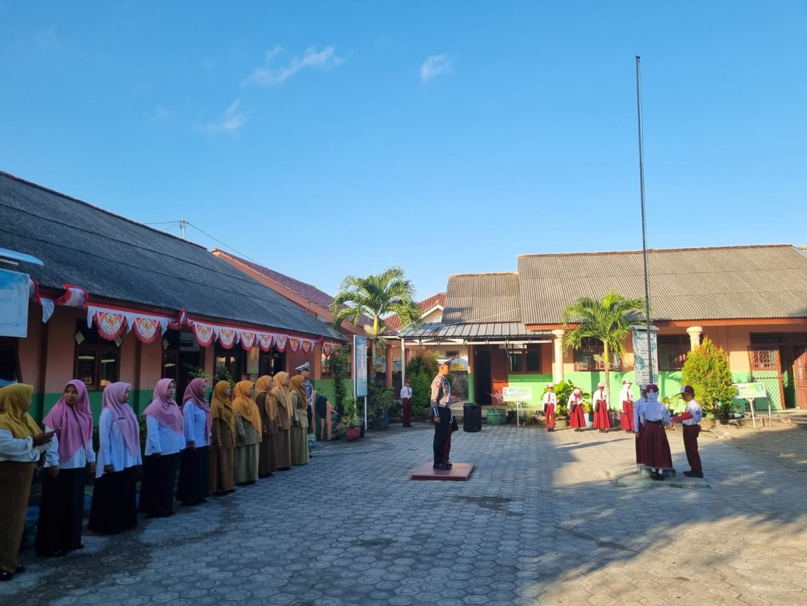 Memberikan Edukasi dan Sosialisasi Kepada Pelajar sejak Usia Dini, Sat Lantas Polres Bangka Menjadi Irup Upacara.