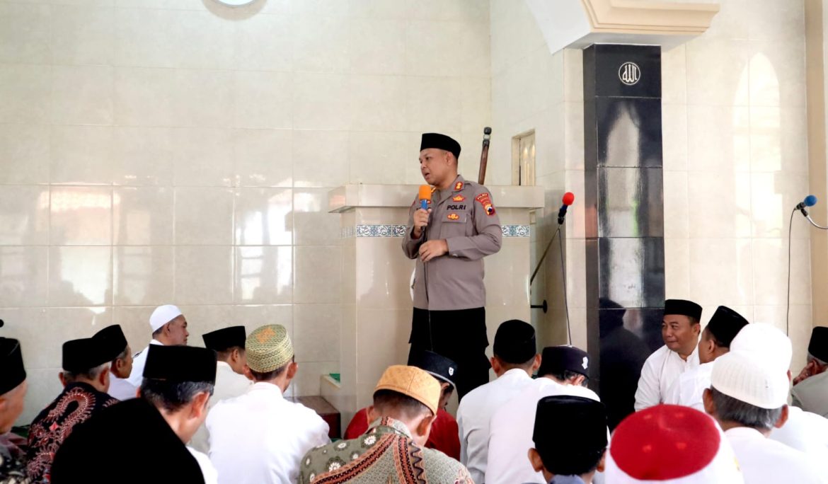 Sholat Jumat Bersama Warga Desa Bligorejo, Kapolres Pekalongan Pererat Jalinan Silaturahmi