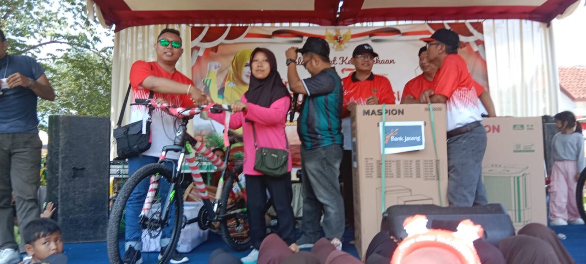 Sambut HUT RI Ke-79, Kecamatan Kajen Sukses Adakan,Jalan Sehat Tingkat Kecamatan. 