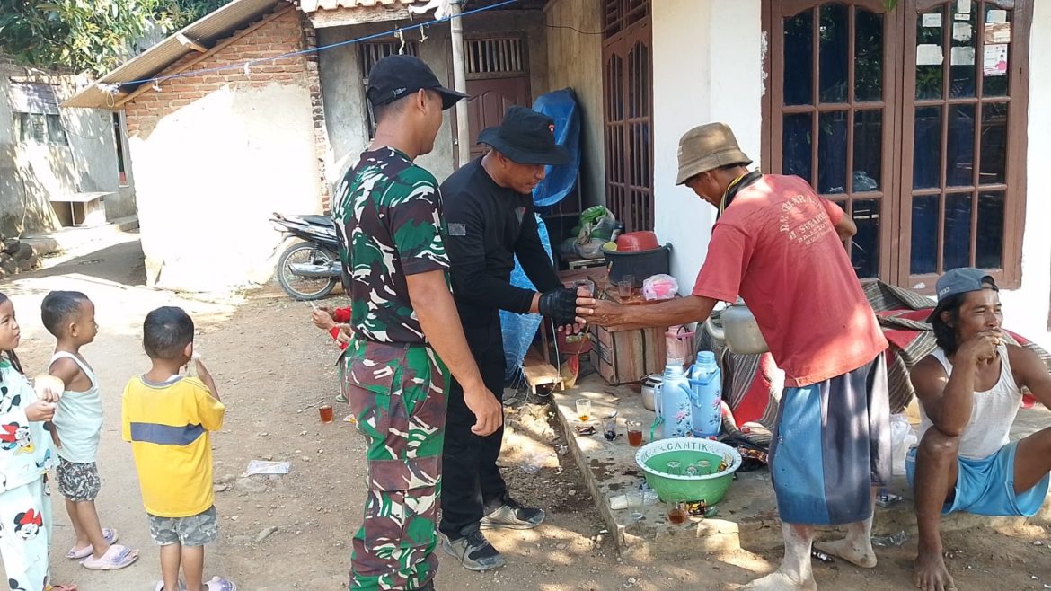 Satgas TMMD Bantu Warga Penerima Rutilahu Cari Rumput untuk Pakan Ternak