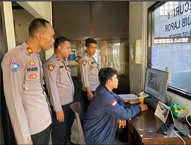 POLSEK CILEUNGSI CEK TKP ADANYA ORANG TERGELETAK DI PINGGIR JALAN