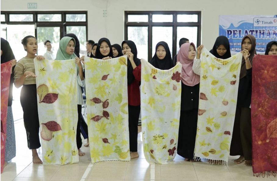 Kolaborasi PT Timah dan V-Print: Tingkatkan Kewirausahaan Siswa Lewat Pelatihan Ecoprint