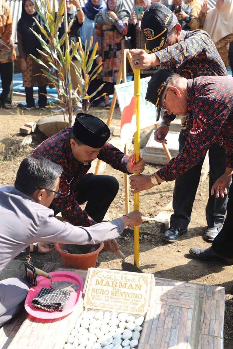 Pj Bupati Garut Pimpin Upacara Pemancangan Bambu Runcing di Pusara Pejuang 45 Marman bin Suro Sentono