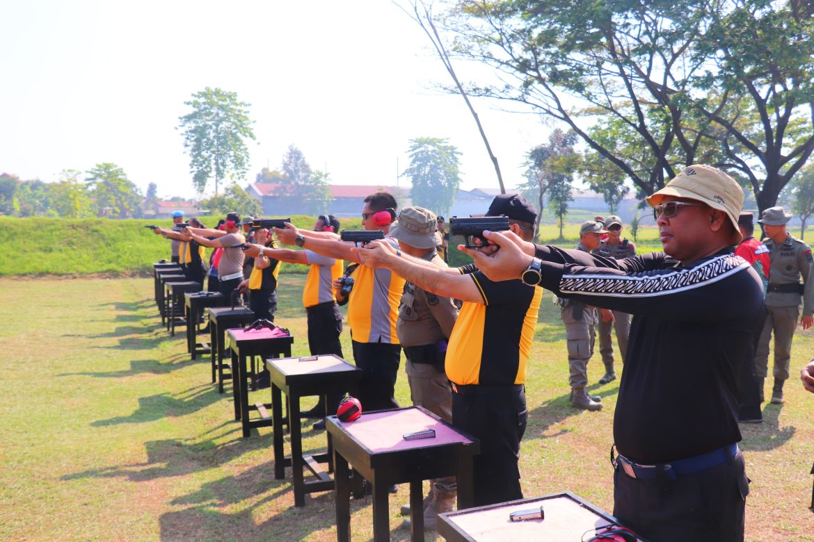 Tingkatkan Kemampuan Personilnya, Polres Pekalongan Gelar Latihan Menembak