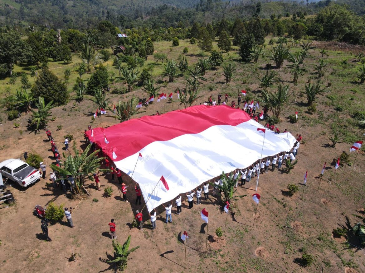 Eks Napiter Bersama Satgas Madago Raya Kibarkan Bendera Merah Putih Raksasa di Gunung Biru Poso