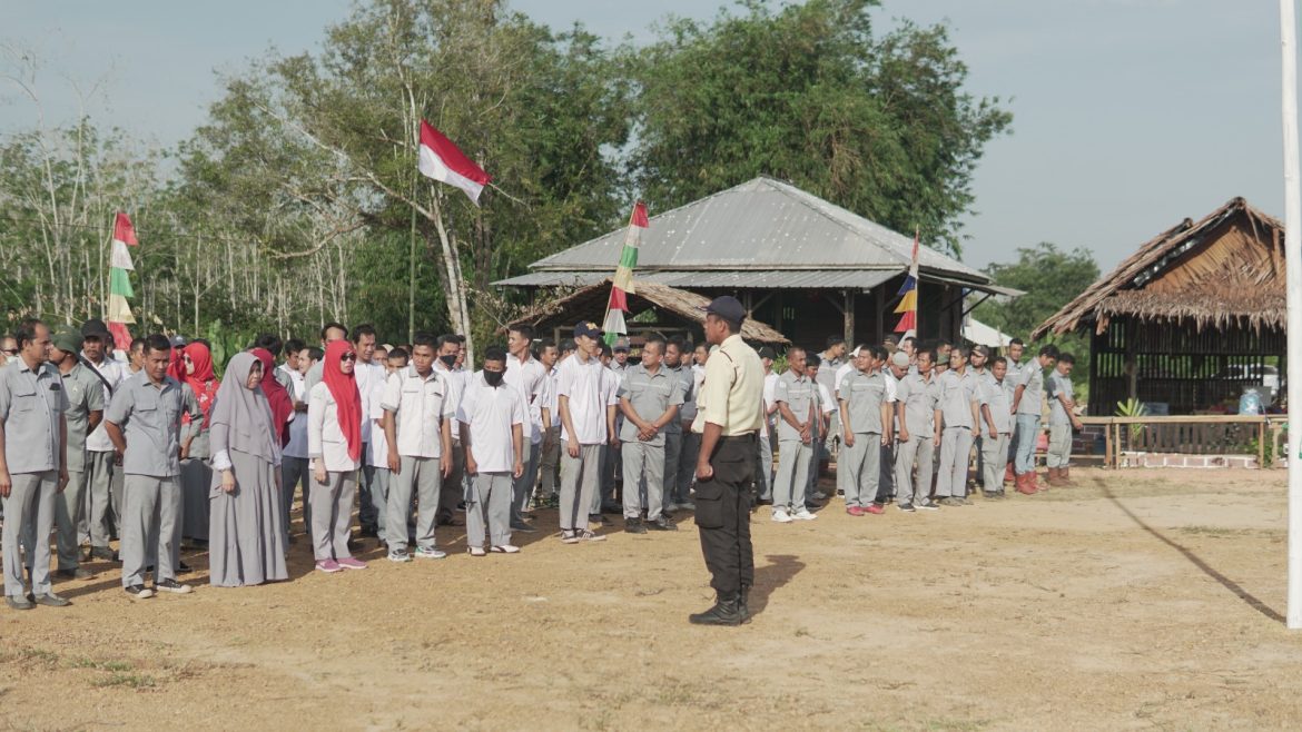 SERUNYA UPACARA KEMERDEKAAN RI DI KEBUN ATOK KULOP
