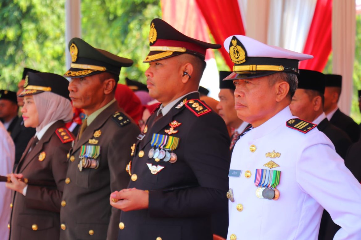 Kapolres Bersama Forkopimda Hadiri Upacara Pengibaran Bendera Merah Putih dan Peringatan Detik-detik Proklamasi Kemerdekaan Republik Indonesia Ke-79