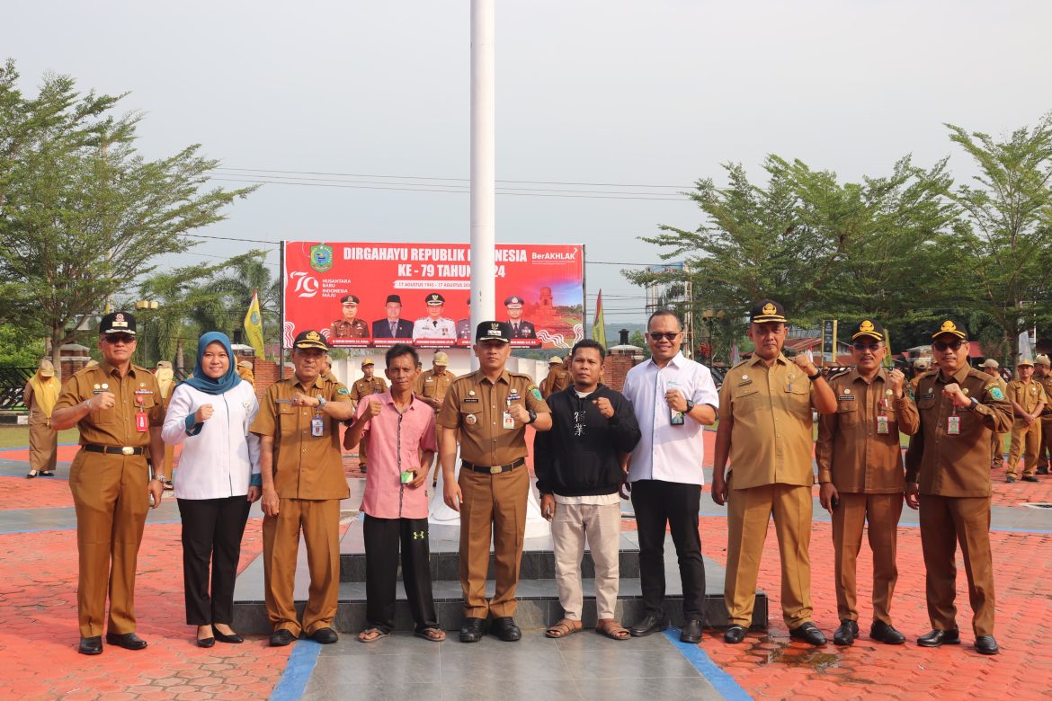 Pj Bupati Paluta Patuan Rahmat Syukur P Hasibuan S.STP.,MM., Serahkan 976 Kartu Peserta BPJS Ketenagakerjaan Kepada Petani Sawit