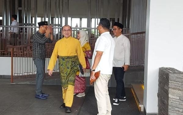 Dengan Pakaian Adat Melayu, Erzaldi Rosman Djohan Berangkat Temui Yuri Kemal di Manggar