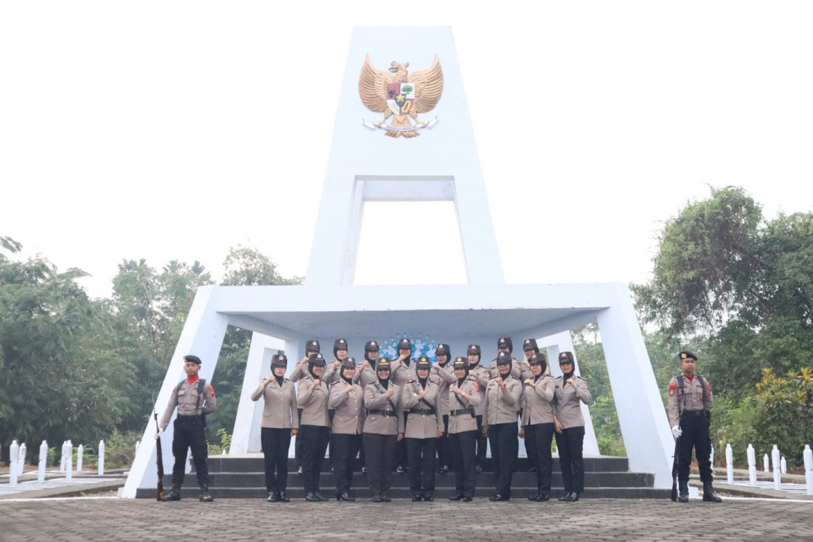 Gelar Upacara Ziarah dan Tabur Bunga, Polwan Polres Pekalongan Teladani dan Hormati Jasa-Jasa Para Pahlawan